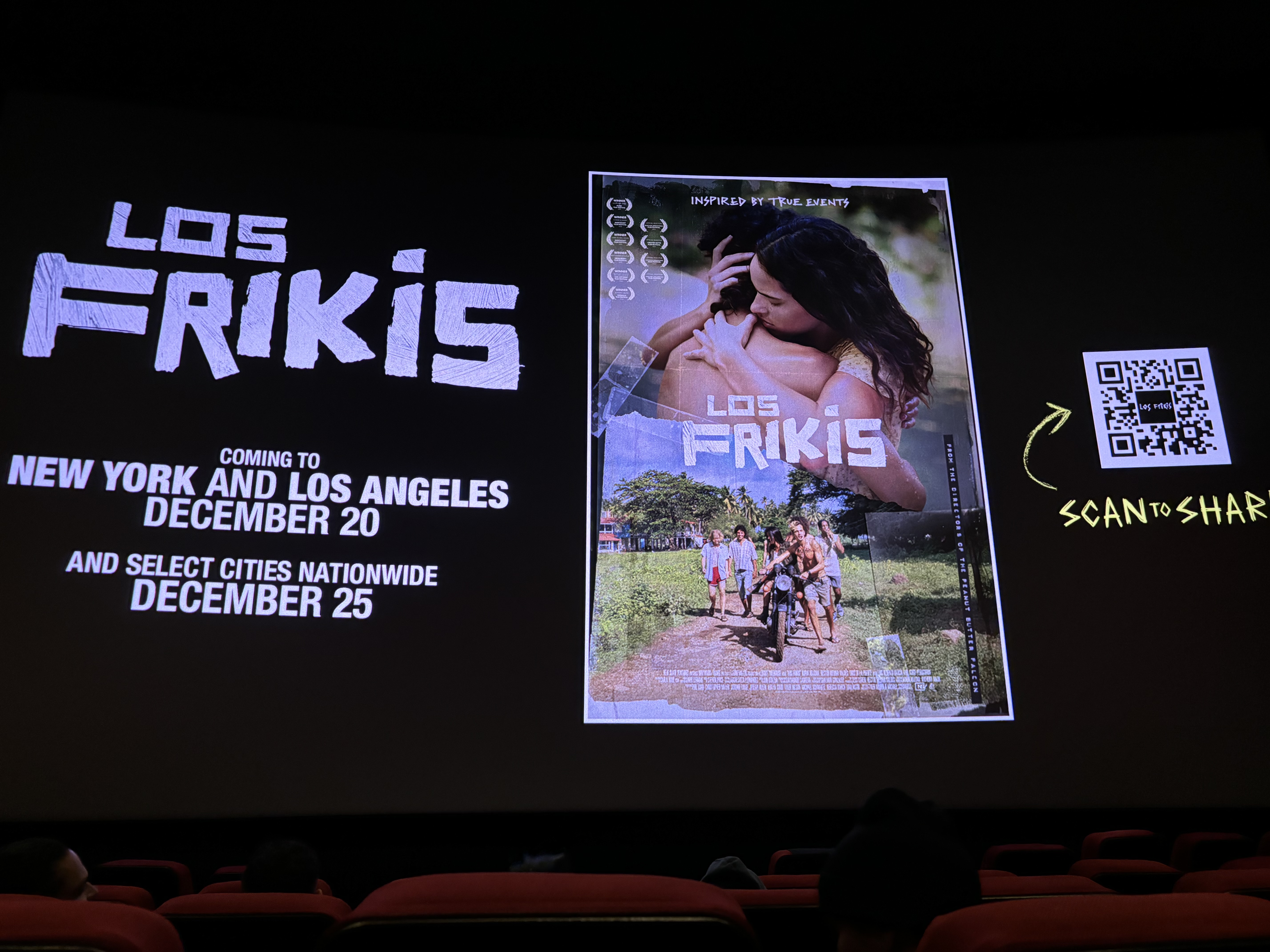 theater screen showing Los Frikis film